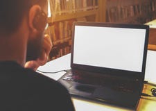 дело его детеныши человека компьтер-книжки работая стоковое изображение rf дело его детеныши человека компьтер-книжки работая стоковое изображение rf