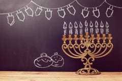 Еврейская предпосылка Хануки праздника с menorah над доской с рукой сделала эскиз к символам стоковое изображение rf Еврейская предпосылка Хануки праздника с menorah над доской с рукой сделала эскиз к символам стоковое изображение rf