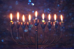 еврейская предпосылка Хануки праздника с menorah & x28; традиционное candelabra& x29; и горя свечи стоковые изображения еврейская предпосылка Хануки праздника с menorah & x28; традиционное candelabra& x29; и горя свечи стоковые изображения