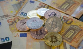 Евро и Bitcoin BTC чеканят на счетах банкнот евро Worldwid Стоковое фото RF Евро и Bitcoin BTC чеканят на счетах банкнот евро Worldwid Стоковое фото RF
