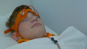 Европейская электроэнцефалография проведения ребенка Отростчатая часть Rheoencephalography - доктор прикрепляет электроды дальше стоковое фото Европейская электроэнцефалография проведения ребенка Отростчатая часть Rheoencephalography - доктор прикрепляет электроды дальше стоковое фото