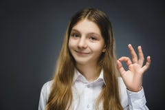 девушка счастливая Портрет крупного плана красивое предназначенного для подростков в изоляте о'кей выставки вскользь рубашки усме Стоковое Изображение девушка счастливая Портрет крупного плана красивое предназначенного для подростков в изоляте о'кей выставки вскользь рубашки усме Стоковое Изображение