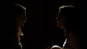 2 девушки сердитой друг с другом Гнев, ссора, насилие Несчастные мать и дочь или 2 сестры, вопросы семьи сток-видео 2 девушки сердитой друг с другом Гнев, ссора, насилие Несчастные мать и дочь или 2 сестры, вопросы семьи сток-видео