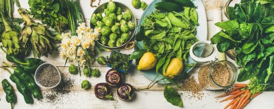 Еда vegan весны здоровая варя ингридиенты, взгляд сверху стоковое фото rf Еда vegan весны здоровая варя ингридиенты, взгляд сверху стоковое фото rf