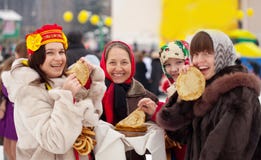 еда женщин блинчиков maslenitsa стоковая фотография еда женщин блинчиков maslenitsa стоковая фотография