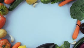 Еда и блюда Vegan Овощ на голубой предпосылке с sp экземпляра стоковые изображения rf Еда и блюда Vegan Овощ на голубой предпосылке с sp экземпляра стоковые изображения rf