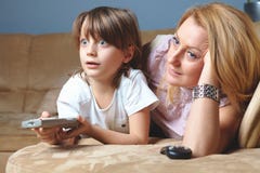 ее детеныши вахты tv сынка мати Стоковые Изображения ее детеныши вахты tv сынка мати Стоковые Изображения