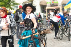 Ежегодная езда велосипеда фестиваля города через улицы Харькова, Украины Стоковое Изображение Ежегодная езда велосипеда фестиваля города через улицы Харькова, Украины Стоковое Изображение