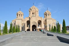 Ереван, Армения, 6-ое сентября 2014 Армянская сцена: Люди идя около собора Грегори иллюминатор в Ереване стоковые изображения rf Ереван, Армения, 6-ое сентября 2014 Армянская сцена: Люди идя около собора Грегори иллюминатор в Ереване стоковые изображения rf