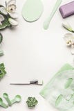 Естественная травяная рамка установки заботы кожи косметическая с аксессуарами и лицевой утихомиривать покрывают маску на белизне стоковое фото rf Естественная травяная рамка установки заботы кожи косметическая с аксессуарами и лицевой утихомиривать покрывают маску на белизне стоковое фото rf