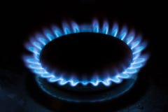 Естественные газосжигательные пламена a голубые на черной предпосылке, пропане горят на плитае газа стоковое изображение rf Естественные газосжигательные пламена a голубые на черной предпосылке, пропане горят на плитае газа стоковое изображение rf