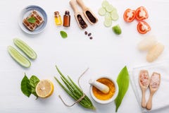 Естественные травяные продукты заботы кожи Огурец ингридиентов взгляд сверху стоковые изображения Естественные травяные продукты заботы кожи Огурец ингридиентов взгляд сверху стоковые изображения