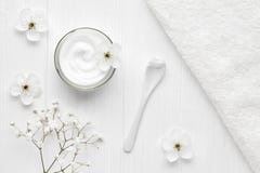 Естественный очистите cream косметическую травяную сторону, косметологию увлажнителя лосьона обработки skincare тела здоровую ест стоковое фото Естественный очистите cream косметическую травяную сторону, косметологию увлажнителя лосьона обработки skincare тела здоровую ест стоковое фото