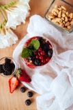 Естественный югурт с свежими ягодами и muesli Здоровый десерт стоковые фото Естественный югурт с свежими ягодами и muesli Здоровый десерт стоковые фото