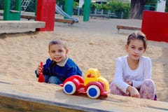2 дет играя совместно в sandpit Стоковые Фото