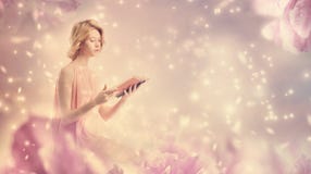 детеныши женщины чтения книги стоковая фотография детеныши женщины чтения книги стоковая фотография