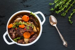 Жалуйтесь Bourguignon в белом шаре супа на черной каменной предпосылке, взгляд сверху Потушите с морковами, луками, грибами, беко Стоковая Фотография RF Жалуйтесь Bourguignon в белом шаре супа на черной каменной предпосылке, взгляд сверху Потушите с морковами, луками, грибами, беко Стоковая Фотография RF