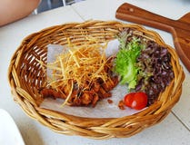 Жареная курица с кудрявой травой лимона в корзине weave стоковая фотография Жареная курица с кудрявой травой лимона в корзине weave стоковая фотография
