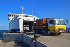 Желтая тележка нося деревянные планки приходя вне от большого парома на Natovi приземляясь близрасположенная Сува, Фиджи Стоковые Фотографии RF Желтая тележка нося деревянные планки приходя вне от большого парома на Natovi приземляясь близрасположенная Сува, Фиджи Стоковые Фотографии RF