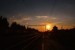 Железнодорожный вокзал на заходе солнца стоковая фотография Железнодорожный вокзал на заходе солнца стоковая фотография
