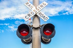 Железнодорожный переезд повернутого знака красным стоковая фотография Железнодорожный переезд повернутого знака красным стоковая фотография