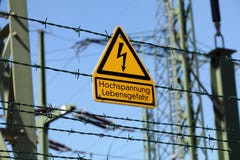 Желтая вспышка для высоковольтного предупреждения стоковое фото rf Желтая вспышка для высоковольтного предупреждения стоковое фото rf