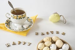 Желтая сцена пасхи с чаем, письмами и яйцами стоковые изображения Желтая сцена пасхи с чаем, письмами и яйцами стоковые изображения