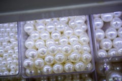 Жемчуг отбортовывает предпосылку с много сияющих жемчугов Стоковое Изображение RF Жемчуг отбортовывает предпосылку с много сияющих жемчугов Стоковое Изображение RF
