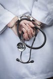 Женские доктор или медсестра в наручниках держа стетоскоп стоковые изображения rf Женские доктор или медсестра в наручниках держа стетоскоп стоковые изображения rf