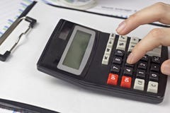 Женские пальцы и калькулятор, дело, графики стоковое изображение rf Женские пальцы и калькулятор, дело, графики стоковое изображение rf
