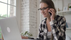 Женские продажи инвестируют менеджера имея беседу телефона, работая удаленно от ее уютного дома юрист юриста сток-видео Женские продажи инвестируют менеджера имея беседу телефона, работая удаленно от ее уютного дома юрист юриста сток-видео