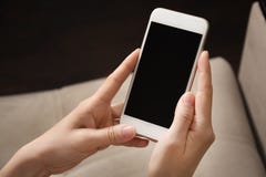 Женские руки держат белый телефон в их руках Конец-вверх мобильного телефона стоковое фото Женские руки держат белый телефон в их руках Конец-вверх мобильного телефона стоковое фото