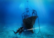 Женский водолаз акваланга исследует sunken кораблекрушение стоковое изображение rf Женский водолаз акваланга исследует sunken кораблекрушение стоковое изображение rf