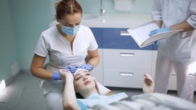 Женский дантист проверяя терпеливые зубы девушки дантист с зеркалом проверяя терпеливые зубы девушки вверх на зубоврачебном офисе акции видеоматериалы Женский дантист проверяя терпеливые зубы девушки дантист с зеркалом проверяя терпеливые зубы девушки вверх на зубоврачебном офисе акции видеоматериалы