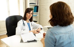 Женский доктор специалиста слушая пациента женщины объясняя ее симптомы и проблемы здоровья стоковые изображения Женский доктор специалиста слушая пациента женщины объясняя ее симптомы и проблемы здоровья стоковые изображения
