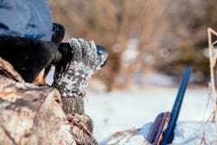 Женский охотник в камуфлировании одевает готовое для того чтобы поохотиться, держащ оружие a стоковые фотографии rf Женский охотник в камуфлировании одевает готовое для того чтобы поохотиться, держащ оружие a стоковые фотографии rf