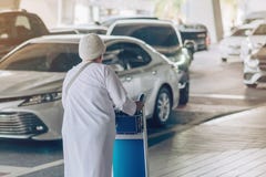 Женский пассажир с большой прогулкой багажа ролика для ожидания автомобиля скомплектовать вверх стоковое фото Женский пассажир с большой прогулкой багажа ролика для ожидания автомобиля скомплектовать вверх стоковое фото