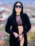 Женский сексуальный ослаблять в утре на свежем воздухе Предпосылка ландшафта тела девушки привлекательная сексуальная E стоковое фото rf Женский сексуальный ослаблять в утре на свежем воздухе Предпосылка ландшафта тела девушки привлекательная сексуальная E стоковое фото rf