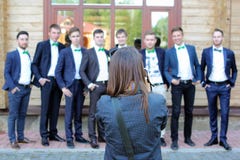 Женский фотограф свадьбы в действии Стоковые Фото Женский фотограф свадьбы в действии Стоковые Фото