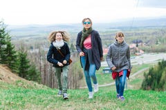 Женское достижение туристов верхнее - заканчивая длинное гористое отключение стоковые изображения Женское достижение туристов верхнее - заканчивая длинное гористое отключение стоковые изображения