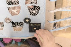 Женщин-белошвейка вышивает с золотым потоком картине на части кожи стоковое изображение Женщин-белошвейка вышивает с золотым потоком картине на части кожи стоковое изображение