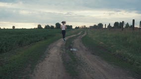 Женщина бегуна бежать в парке excercising outdoors видеоматериал Женщина бегуна бежать в парке excercising outdoors видеоматериал