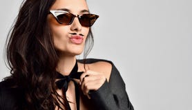 Женщина брюнета с усиками в новых коричневых современных солнечных очках моды стоковое фото Женщина брюнета с усиками в новых коричневых современных солнечных очках моды стоковое фото