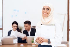 Женщина в hijab стоит в центре телефонного обслуживания стоковое изображение rf Женщина в hijab стоит в центре телефонного обслуживания стоковое изображение rf