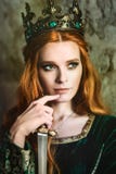 Женщина в зеленом средневековом платье Стоковые Изображения RF Женщина в зеленом средневековом платье Стоковые Изображения RF