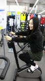 Женщина в крытом bycicle задействуя в спортзале Конкуренция, кавказская стоковые изображения Женщина в крытом bycicle задействуя в спортзале Конкуренция, кавказская стоковые изображения