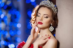 Женщина в платье люкса с кроной любит ферзь, принцесса, партия светов стоковое изображение rf Женщина в платье люкса с кроной любит ферзь, принцесса, партия светов стоковое изображение rf