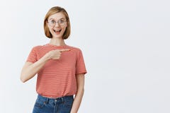 Женщина в парке атракционов быть радостный и счастливый, едущ все американские горкы, указывающ справедливо с указательным пальце стоковая фотография rf Женщина в парке атракционов быть радостный и счастливый, едущ все американские горкы, указывающ справедливо с указательным пальце стоковая фотография rf