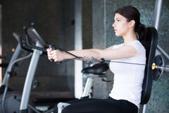 женщина веса тренировки гимнастики Работать дальше вытягивает вниз машину веса Делать женщины тяг-поднимает работать поднимаясь г стоковая фотография женщина веса тренировки гимнастики Работать дальше вытягивает вниз машину веса Делать женщины тяг-поднимает работать поднимаясь г стоковая фотография
