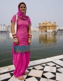женщина виска amritsar золотистая Индии сикхская Стоковая Фотография RF женщина виска amritsar золотистая Индии сикхская Стоковая Фотография RF